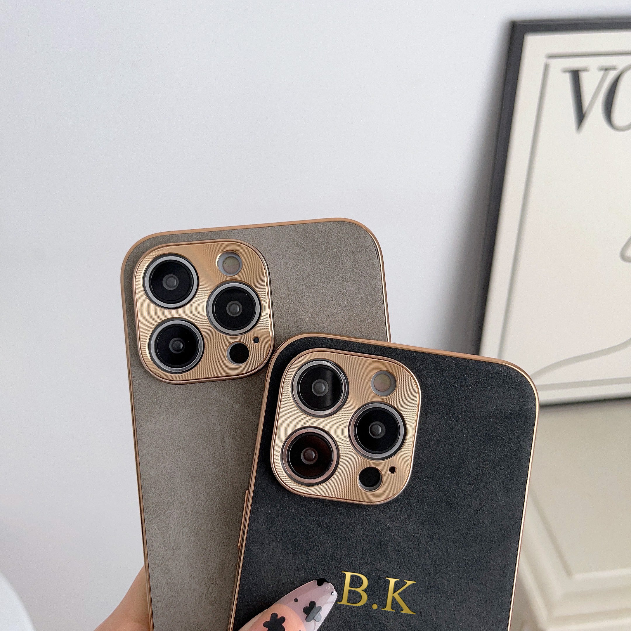 Personalisierte Luxus Apple iPhone Hülle | Namen, Initialen, Symbole & Zahlen | MagSafe-Ledercase mit metallener Gold-Kameraprotektion für iPhone 17/17 Air, 16/16e, 15, 14, 13 Pro Max Plus